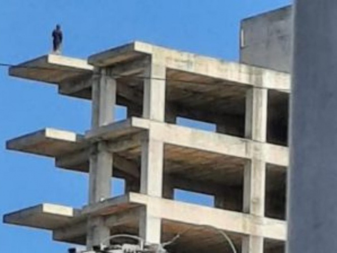 Expolicía de Veracruz se viste de mujer e intenta suicidarse 